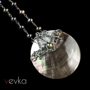 Necklace with Pearls and Rainbow Shell 'Sea Tales'